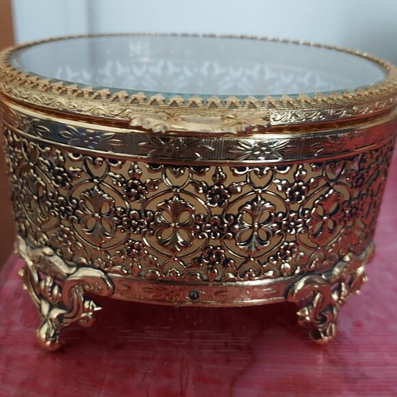 Vtg Oval Gold Tone Filigree Ormolu Footed Jewelry Box w/ Clear Glass Hinged Top - Picture 3 of 16